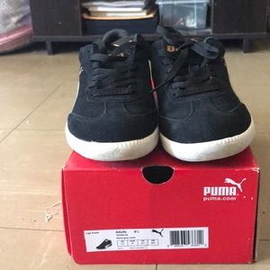 GOOD CONDITION PUMAS. 8 1/2M - 10/W